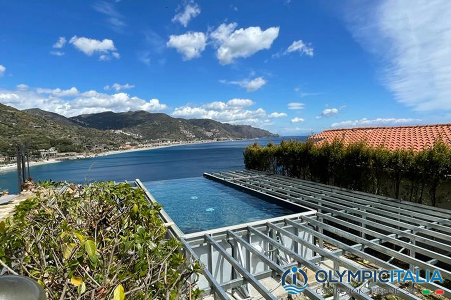 Costruzione piscina bordo sfioro infinity - struttura autoportante per casa vacanza Blue mood Taormina