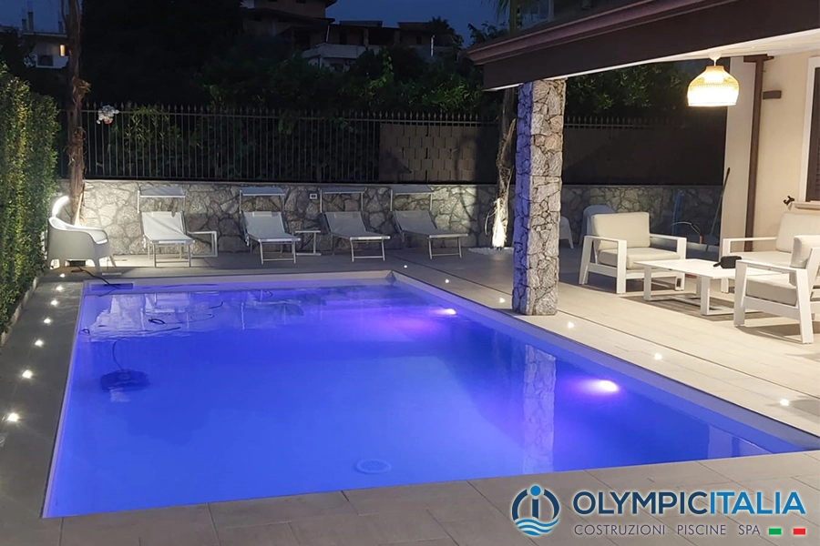 Cotruzione piscina con illuminazione led RGB a Trappitello Taormina
