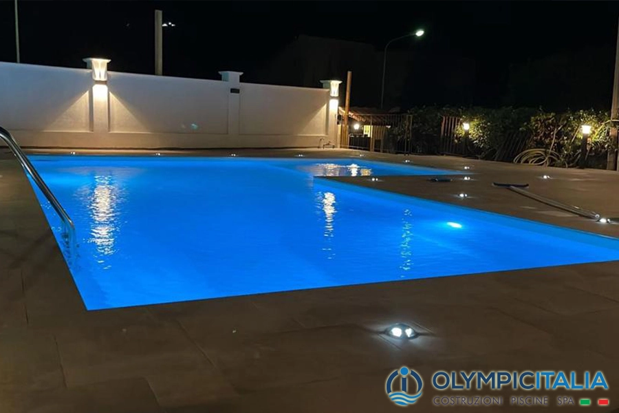 Costruzione piscina con spiaggetta Villafranca Tirrena Messina - illuminazione led