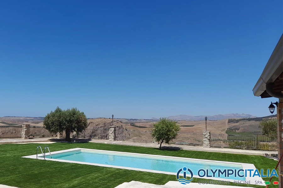 Costruzione piscina privata presso Cattolica Eraclea Agrigento - Piscina con aspiratore Top Level