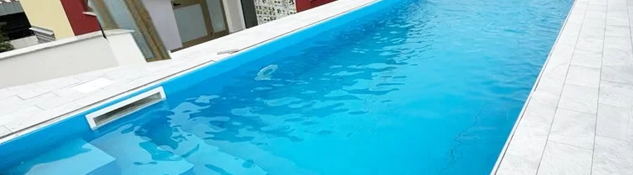 Costruzione Piscina autoportante su tetto, con cascata e idromassaggio